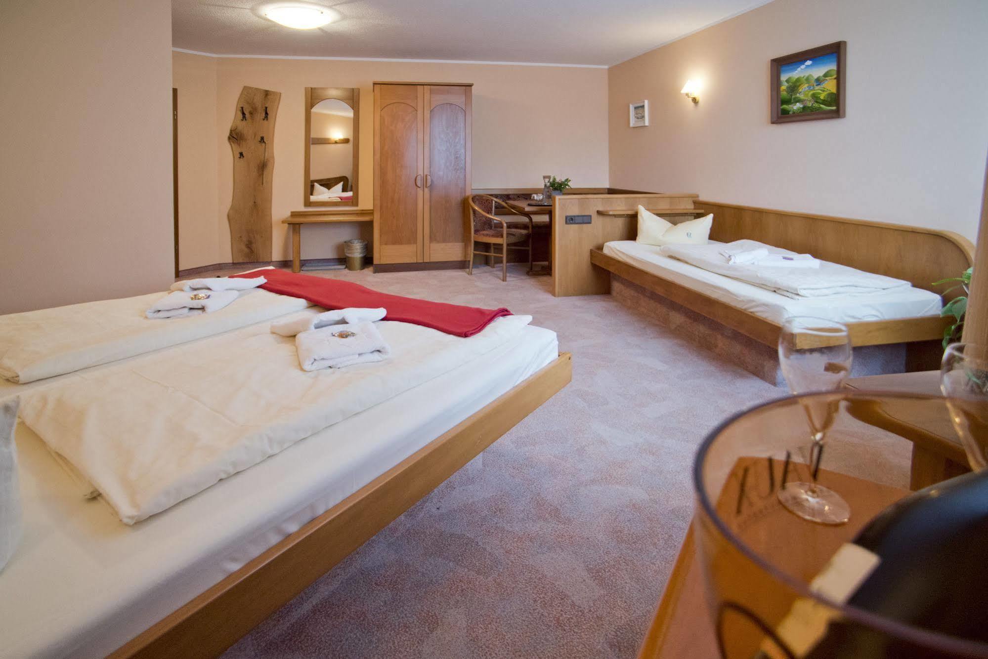 נויהאוס אם רנווג Rennsteighotel Herrnberger Hof מראה חיצוני תמונה